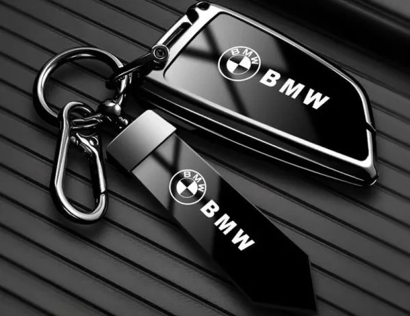 So sánh móc chìa khóa BMW da thật, kim loại và carbon fiber – loại nào tốt hơn?