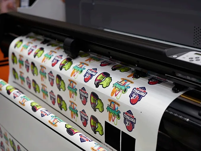 Máy in sticker là gì? Chọn máy nào để in sticker sắc nét, bền màu